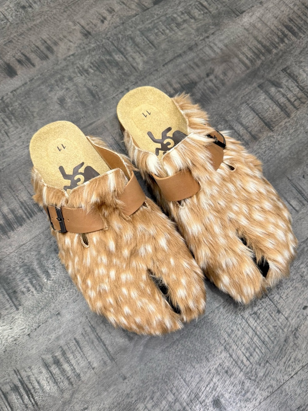 FASHION MEN’S Tan Faux Fur Split-Toe Slide Sandals